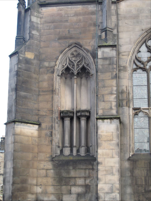 ▲ 외벽의 성상이 제거된 에든버러 세인트 자일즈 교회의 모습(확대)